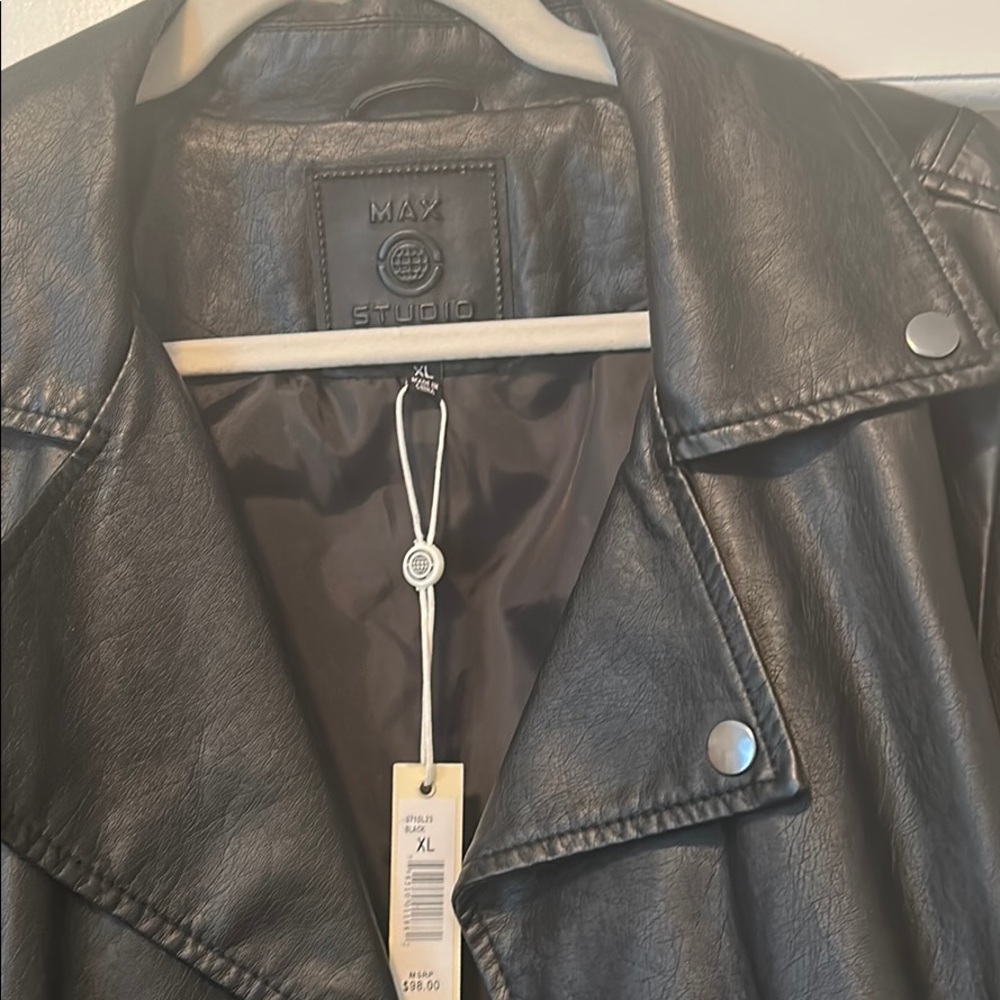 black jacket - Picture 2 of 3
